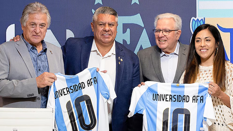 Tapia junto a Barbieri (rector de UnAFA), Fillol (campeón del mundo) y Miriam Mayorga (exjugadora).