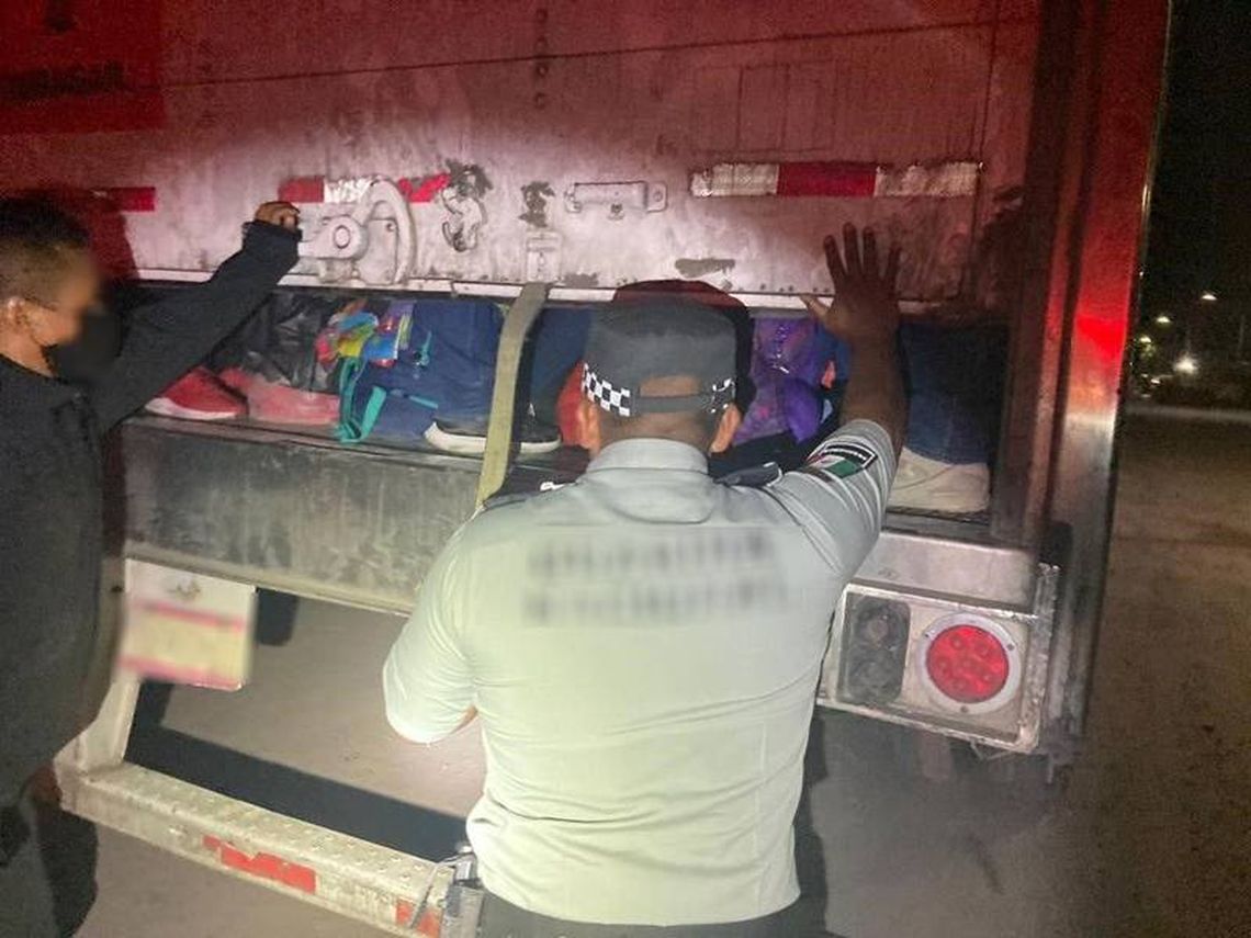 Rescataron 121 inmigrantes hacinados en un camión