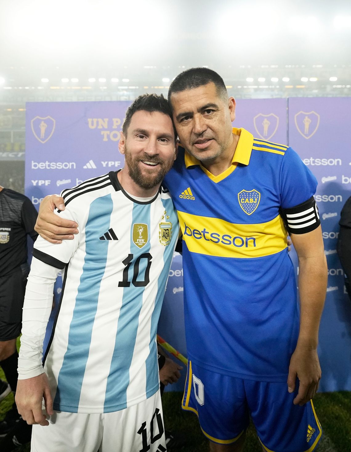 Fútbol: Lionel Messi junto a Juan Román Riquelme.