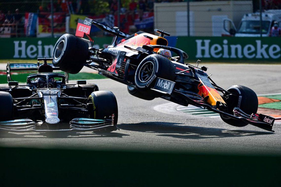 Al salir de boxes el piloto de Red Bull se encontró con Hamilton