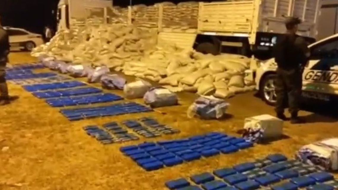 Incautaron más de 420 kilos de cocaína escondidos en un camión que llevaba porotos.