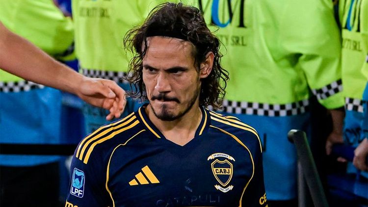 Edinson Cavani se retira del campo bajo los silbidos en la Bombonera: el delantero uruguayo quedó en el centro de las críticas tras el empate ante Racing.