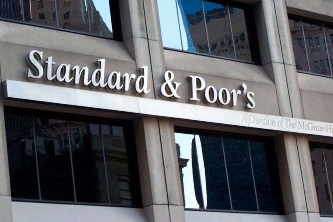 Standard & Poors sacó a la Argentina del default selectivo pero mantiene una calificación negativa de la deuda
