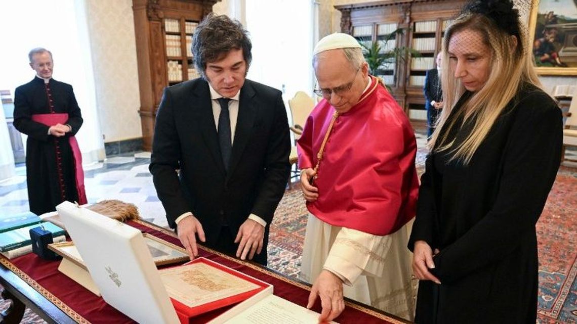 El presidente Javier Milei y su hermana Karina, en el intercambio de regalos con León XIV. El presidente Javier Milei y su hermana Karina, en el intercambio de regalos con León XIV.