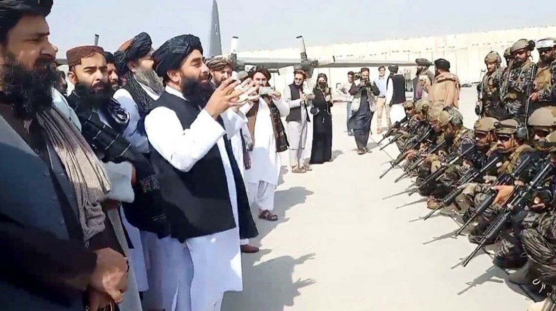 El líder talibán brindó un discurso frente a sus soldados en la pista del aeropuerto de Kabul.