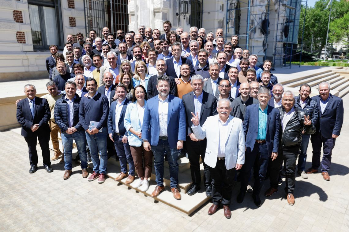 De la reunión con Kiciillof y Massa participaron más de 80 alcaldes oficialistas electos y salientes.