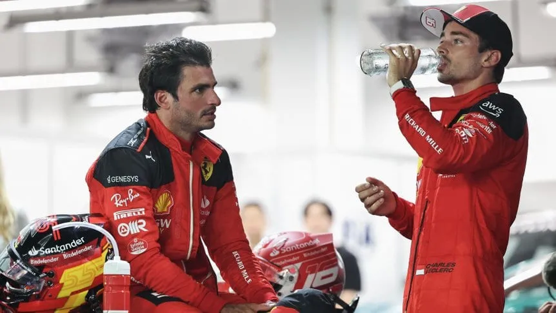 Carlos Sainz con Charles Leclerc del equipo de Ferrari de Fórmula 1.