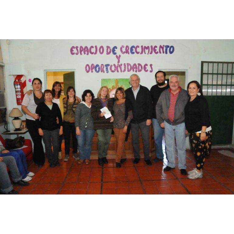 Tigre junto a la Lechería La Solidaridad
