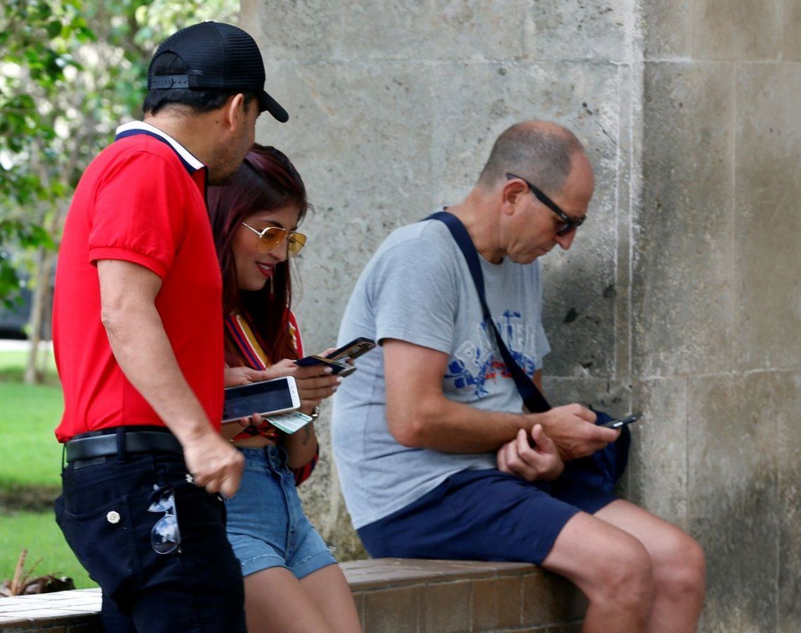 Internet: Cuba comenzó a brindar servicio de datos para celulares