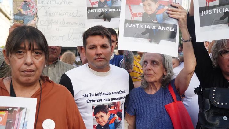 Luis López, papá de Ángel, se encuentra acompañado por la hermana Martha Pelloni.