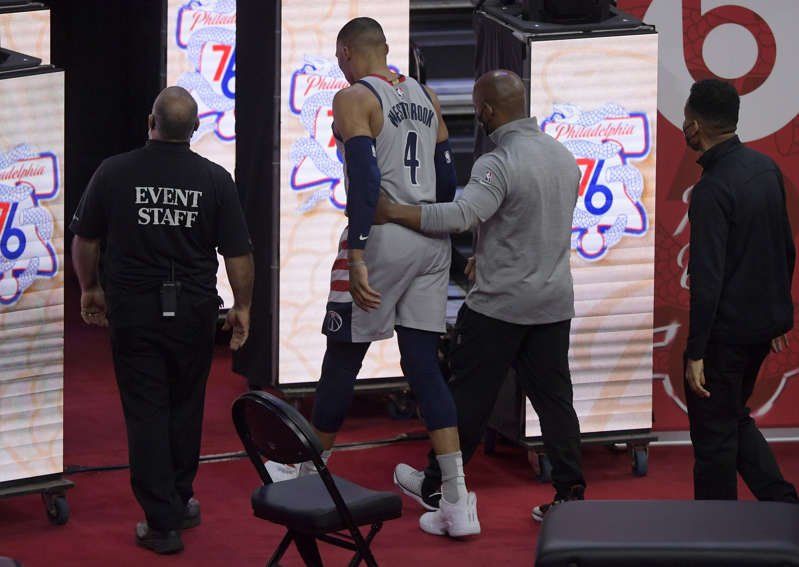 NBA: Westbrook, base de los Washington Wizards, escoltado por personal de seguridad