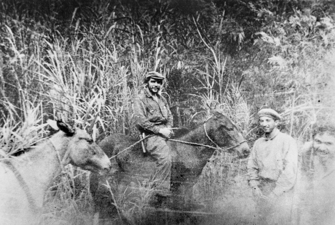 Guevara montando a caballo cerca de Nancahuazu