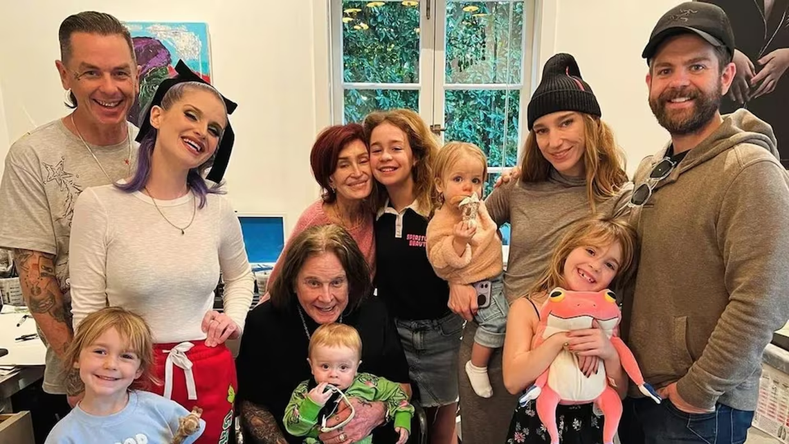 Ozzy Osbourne, con hijos y nietos. 