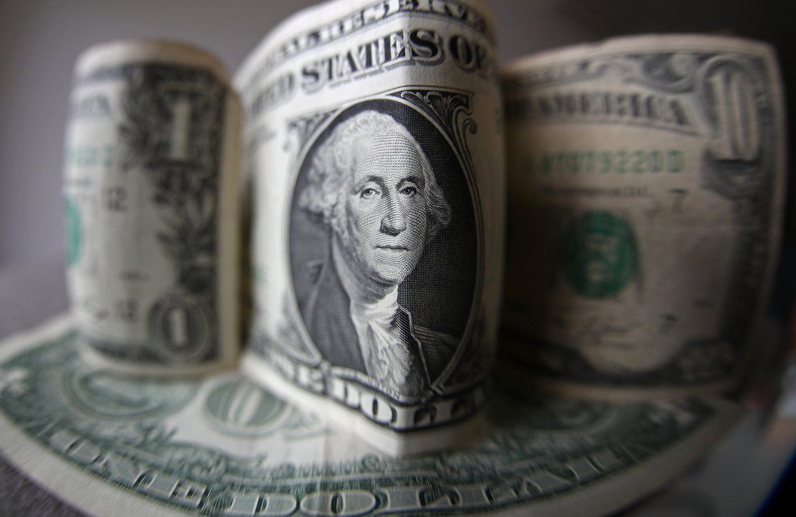 Tras los anuncios de Macri y Dujovne, el dólar cerró por sobre los $39 en algunos bancos