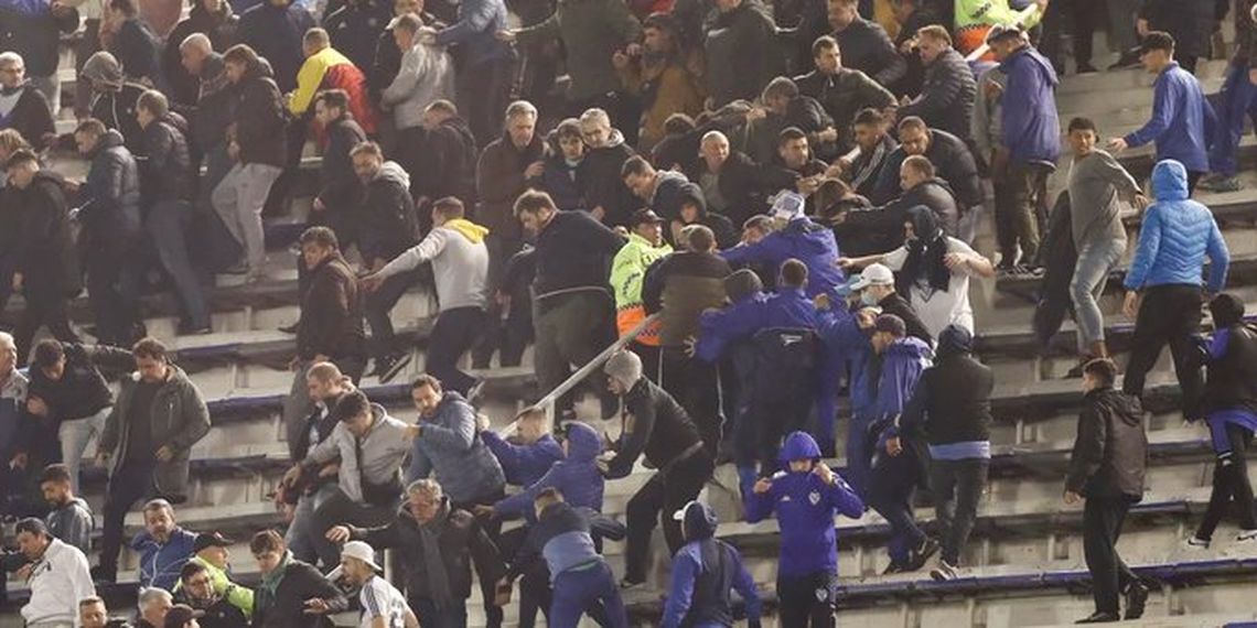 Se produjeron incidentes en una platea del estadio José Amalfitani entre hinchas de Vélez y Talleres.