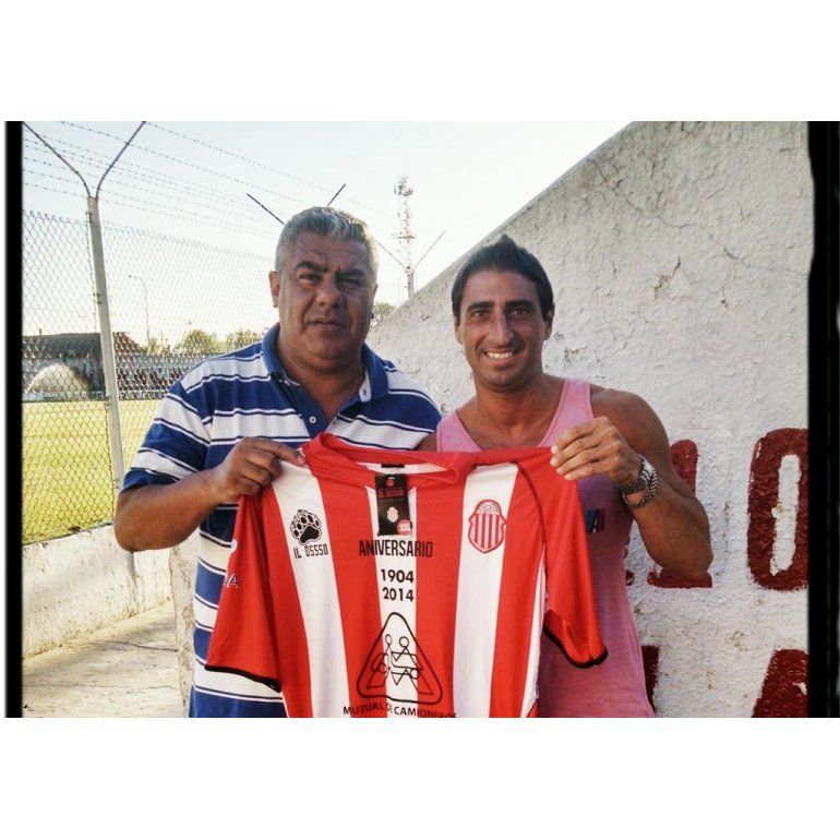 Estevez posa con la camiseta y el presidente de Barracas
