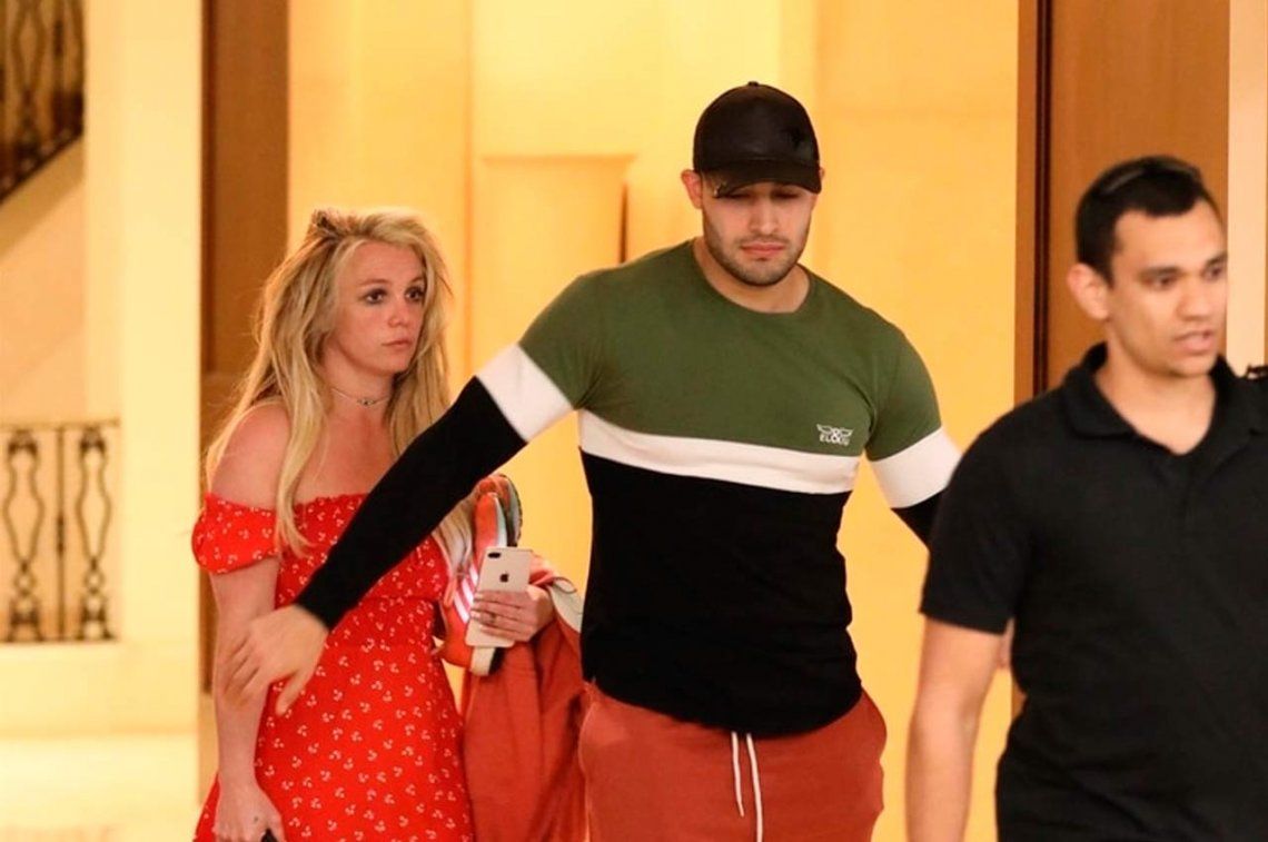 Britney Spears salió de la clínica psiquiátrica donde está internada y fue captada por paparazzis