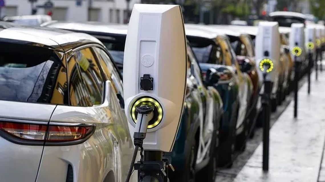 Se espera la llegada de 50.000 autos híbridos y eléctricos.