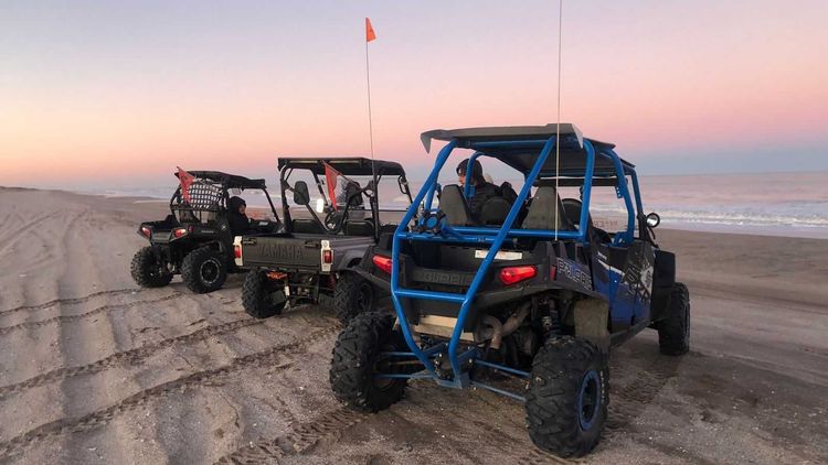 Los UTV, también llamados side by side, son vehículos todoterreno diseñados para transitar terrenos difíciles con tracción 4x4 y medidas de seguridad como jaula antivuelco y cinturones de seguridad.