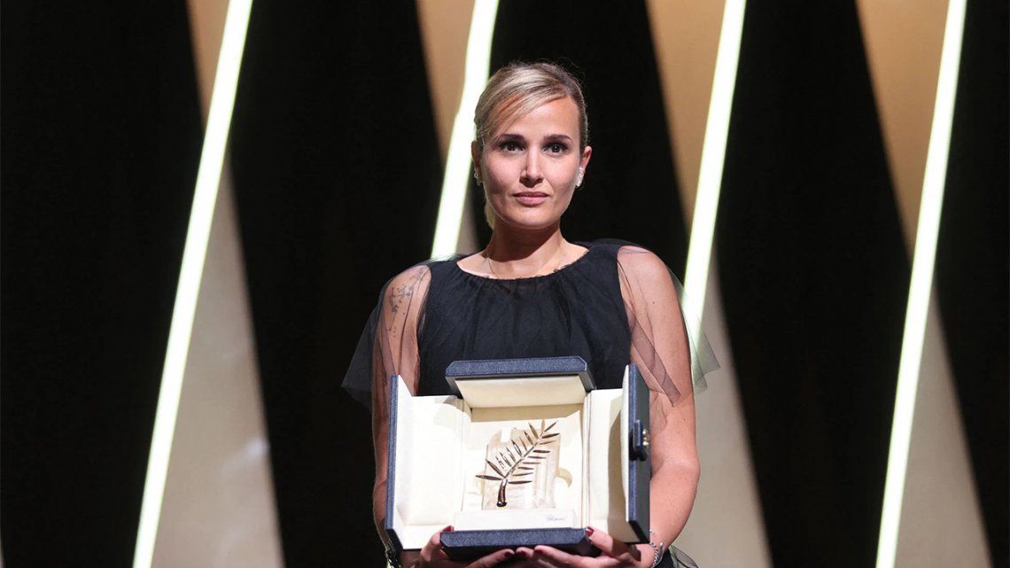 Julia Ducournau recibe la Palma de Oro de Cannes por Titane.
