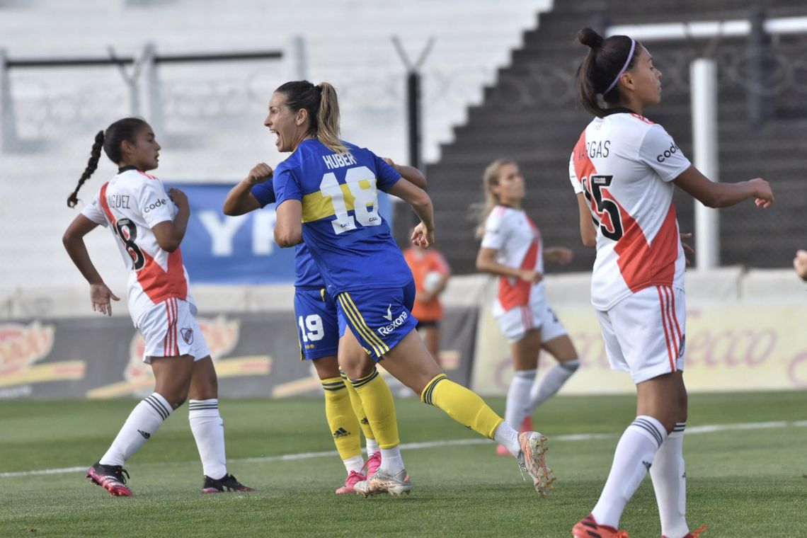 Claris Húber festeja el primer gol de Boca Juniors