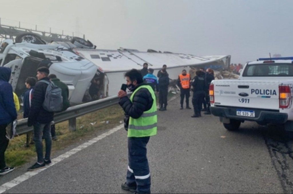 El camión volcó en el km 80,5 de la ruta 9, mano a Capital