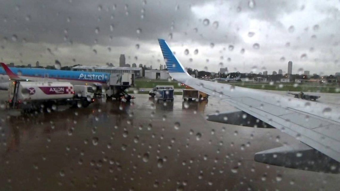 La tormenta provocó demoras en Aeroparque y Ezeiza