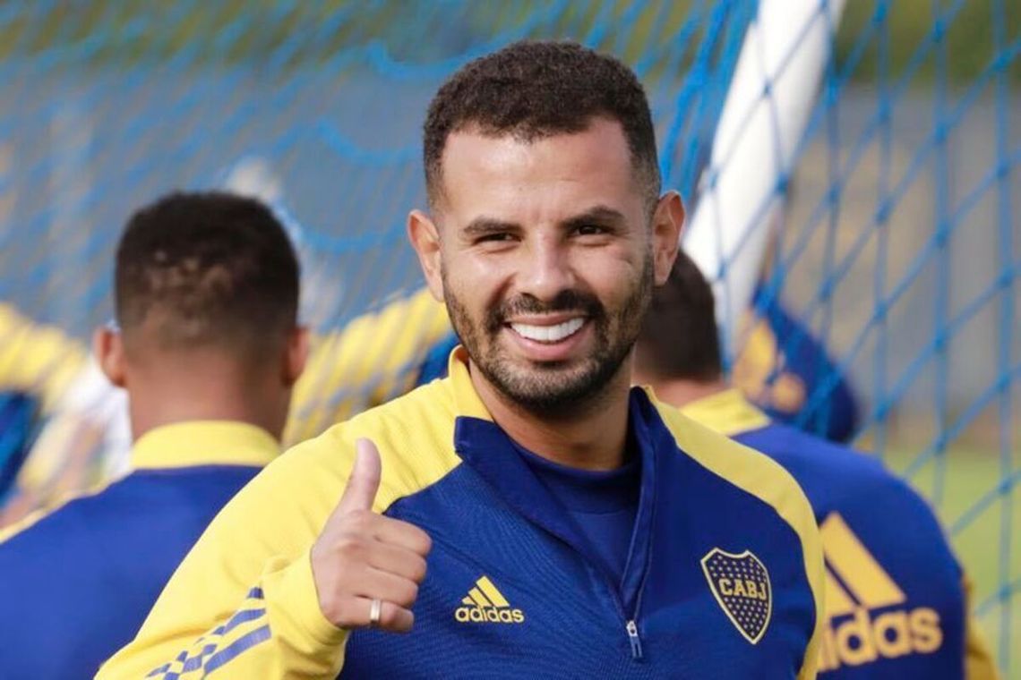 Edwin Cardona quiere quedarse en Boca pero es complicado.
