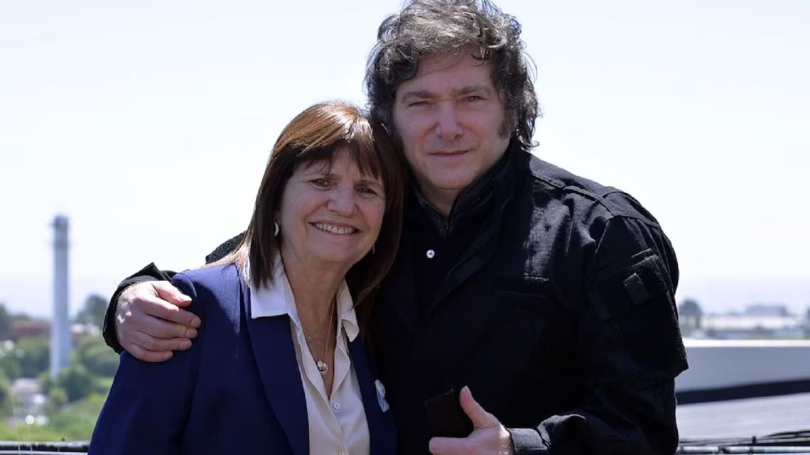 Patricia Bullrich y Javier Milei pasaron de competir en las elecciones de 2023 a ser funcionaria y mandatario, respectivamente.