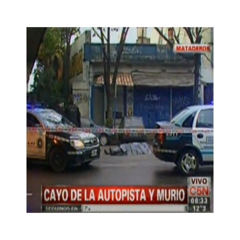 Cayó al vacío desde la Autopista 25 de Mayo y murió
