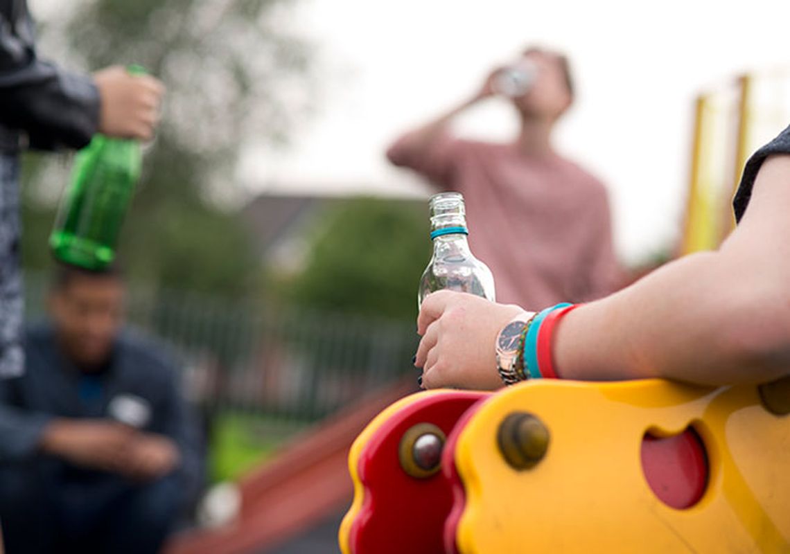 Es probable que los niños y adolescentes tengan o sientan en algún momento algún tipo presión de su propios pares para beber alcohol.