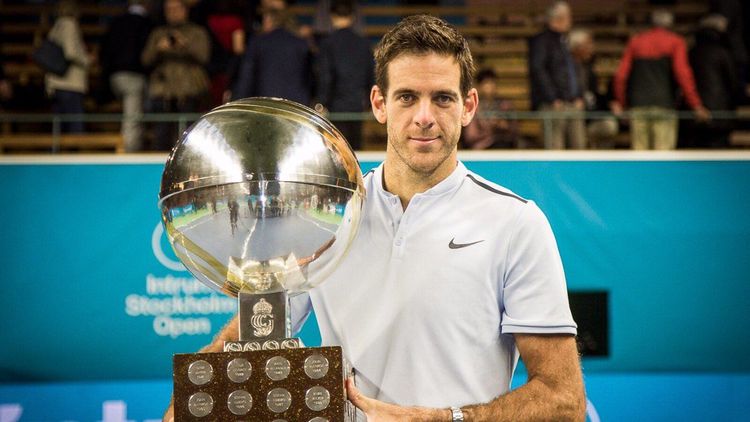 Juan Martín del Potro, con uno de los trofeos que logró a lo largo de su carrera exitosa.