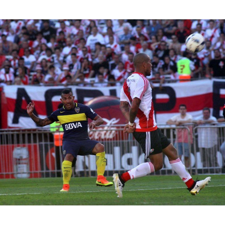 La imagen del partido. Todo el talento de Tevez para un remate inolvidable. Es el 3 a 2. (Foto: Claudio Perin / Diario Popular)