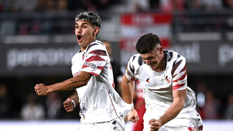 Estudiantes le ganó sobre el final a Unión en La Plata.