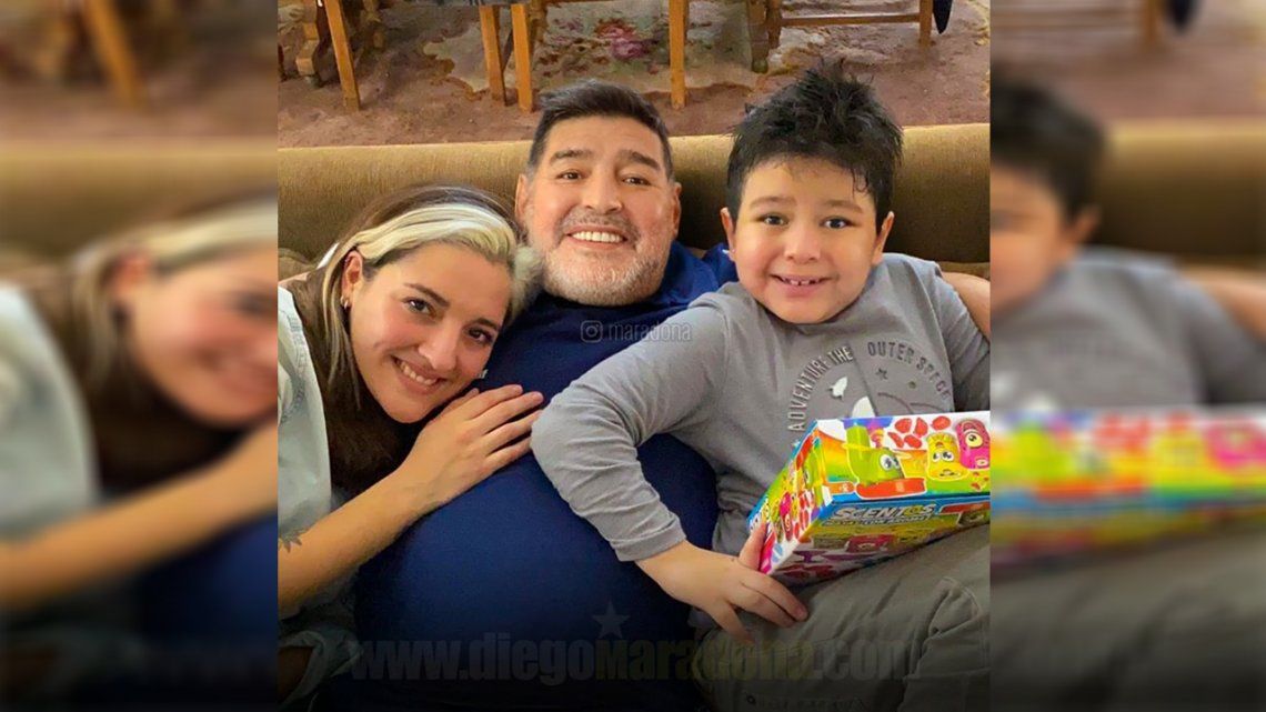 Diego Maradona compartió en sus redes sociales una tierna postal sobre el reencuentro con dos de sus hijos