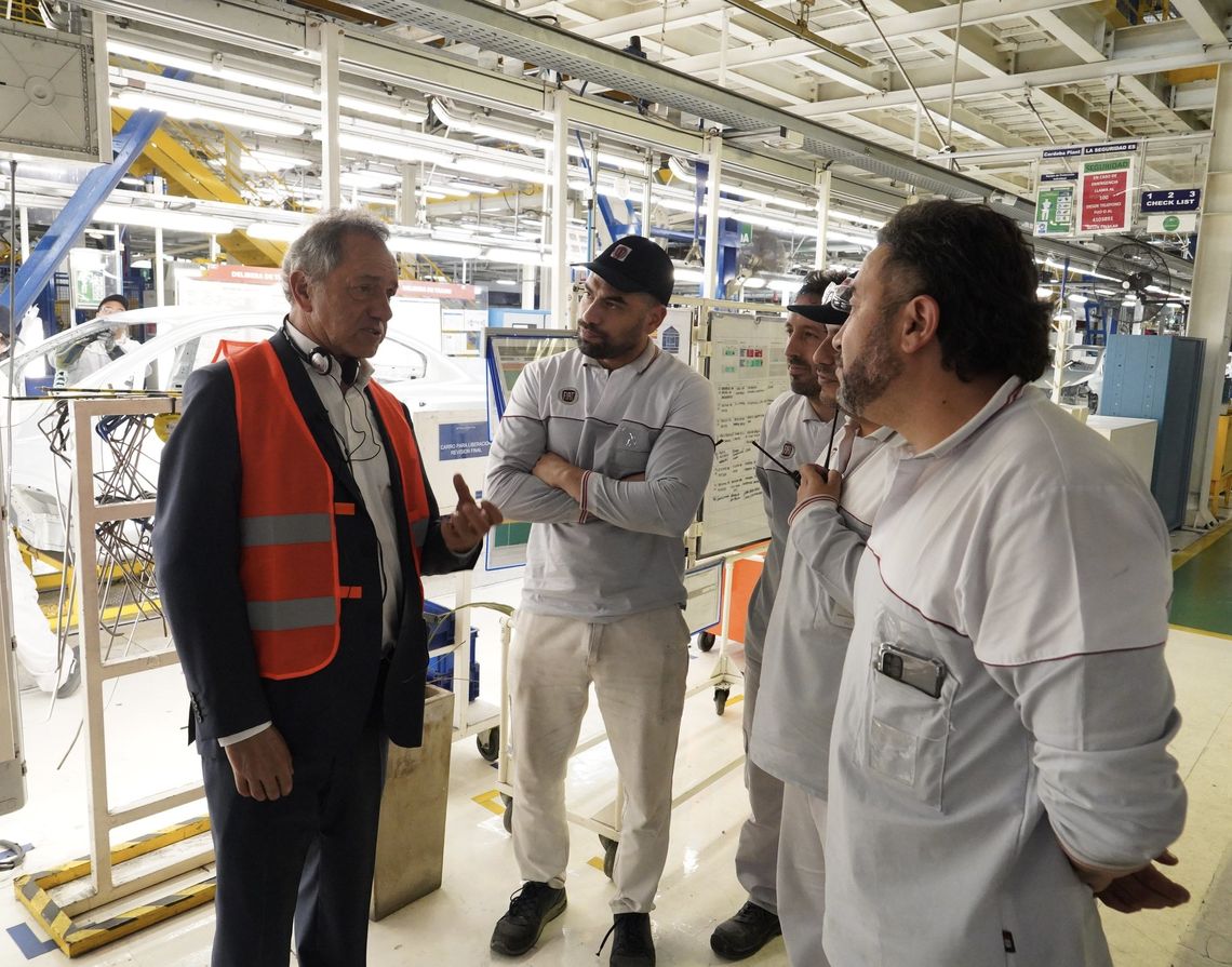Daniel Scioli con trabajadores de la industria automotriz de Córdoba 