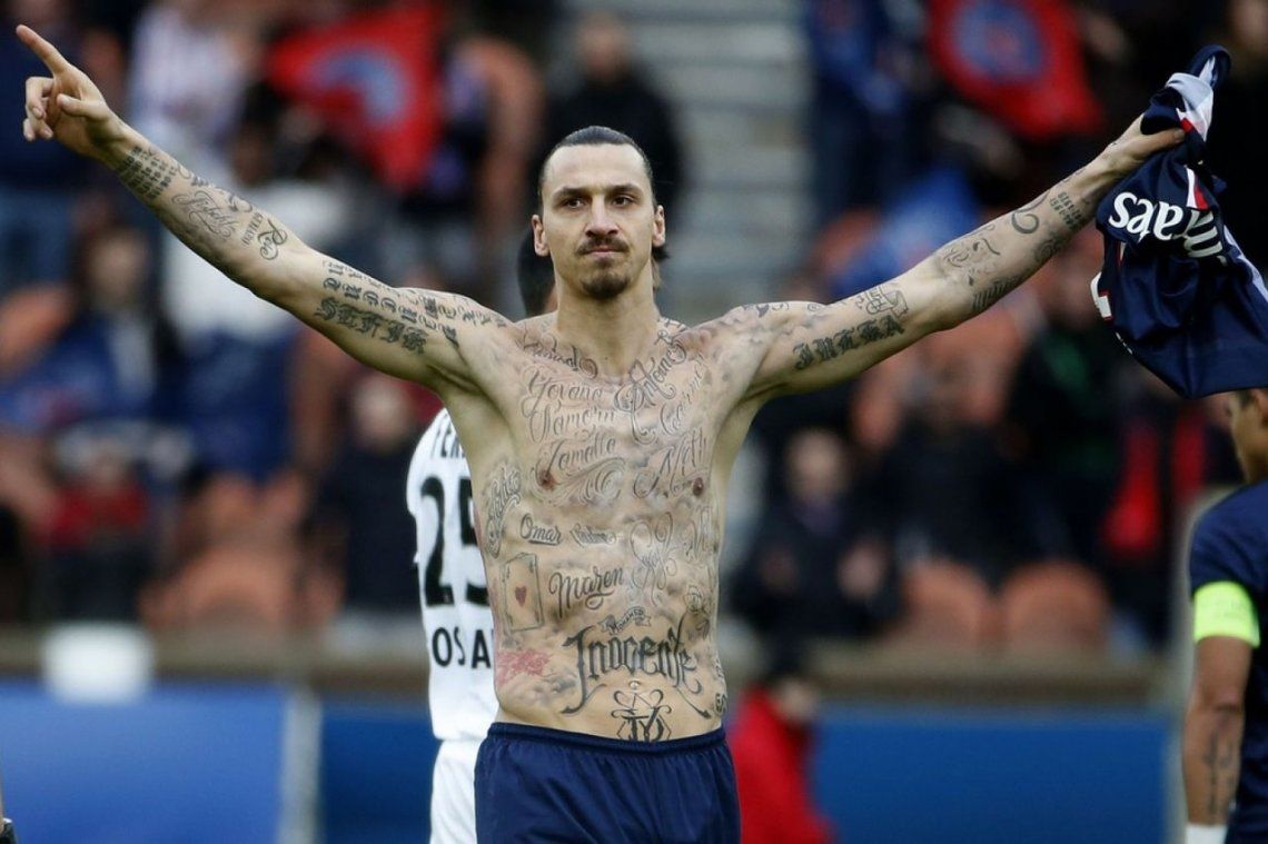 Con el pene al descubierto, Zlatan Ibrahimovic mostró sus nalgas tatuadas