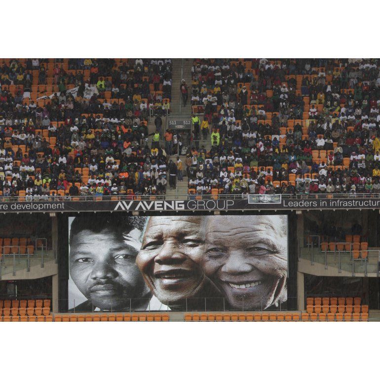m-s-de-90-mil-personas-despidieron-a-mandela