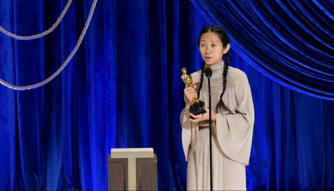 Chloe Zhao con el Oscar a Mejor Dirección por su película Nomadland