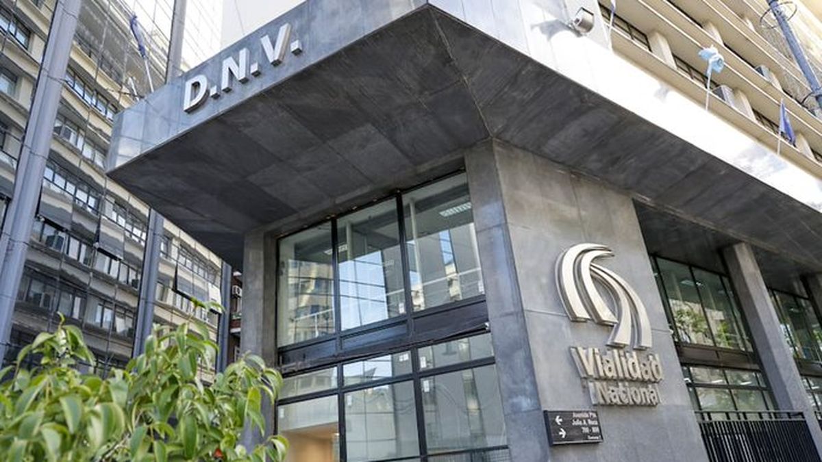 La Justicia suspendió el decreto de Javier Milei que disuelve Vialidad ...