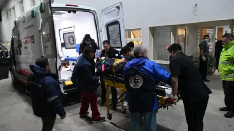 Un móvil sanitario arribó al lugar y dispuso el traslado de doce internos al Hospital Regional para su evaluación y atención.