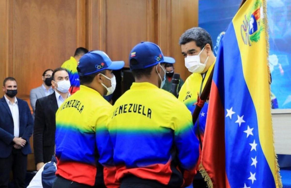 Nicolás Maduro junto a los atletas venezolanos. 