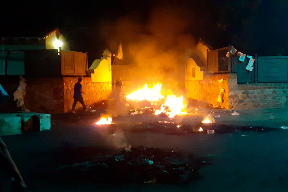 Incidentes en La Rioja: prendieron fuego el portón de la residencia del gobernador