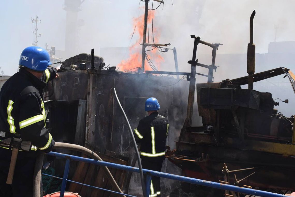 El buque militar ucraniano quedó destruido y generó un incendio.
