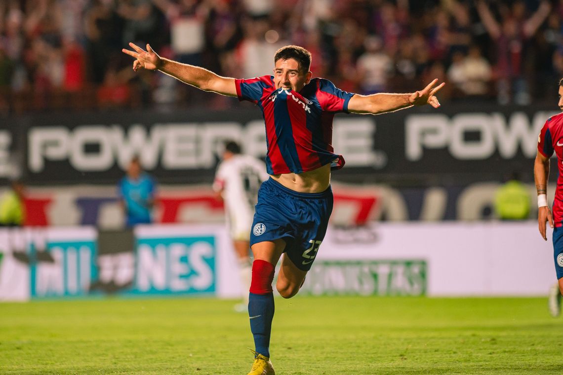 Hernández festeja el gol que metió a San Lorenzo en la Copa Libertadores 2024.