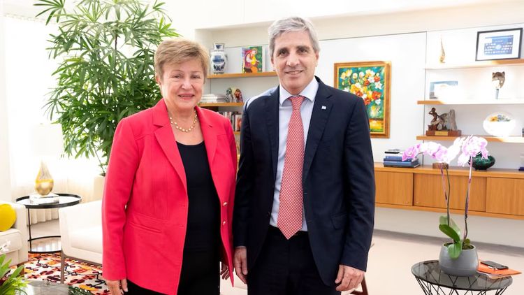 El ministro Luis Caputo, junto a la directora del FMI, Kristalina Georgieva.