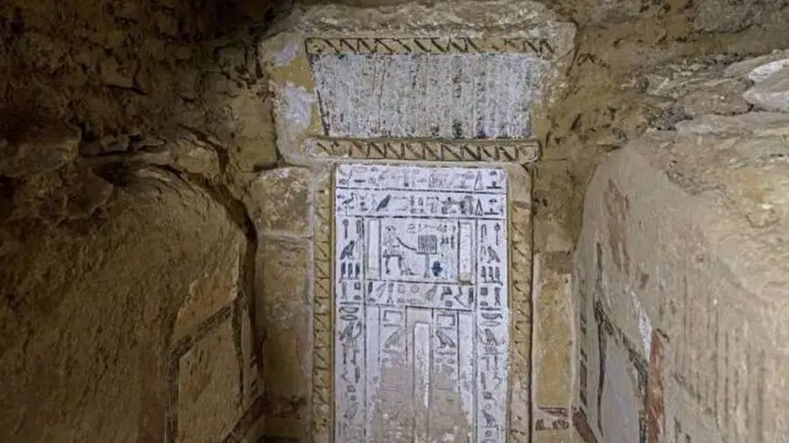 La entrada de la tumba en la que se descubrió la momia recubierta de oro