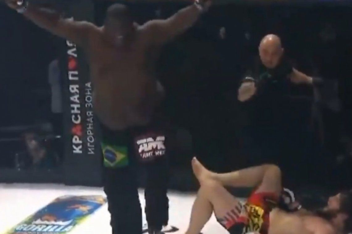 MMA: Brasilero celebra erróneamente su victoria en la lucha.