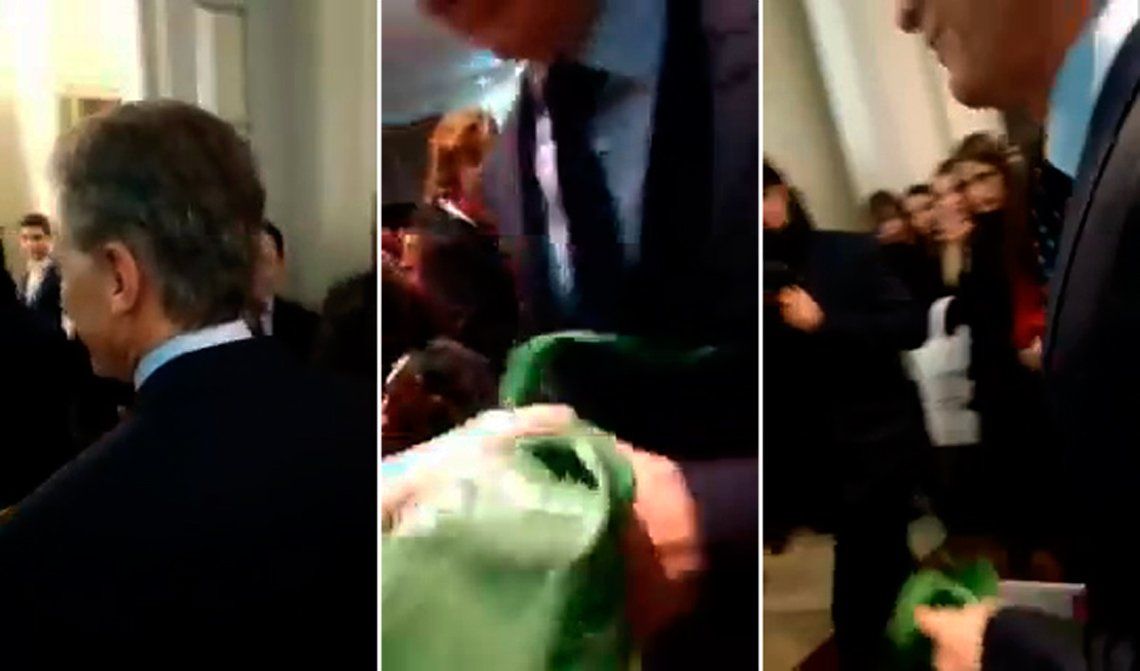 Aborto legal: referente feminista abordó a Mauricio Macri y le dio un pañuelo verde
