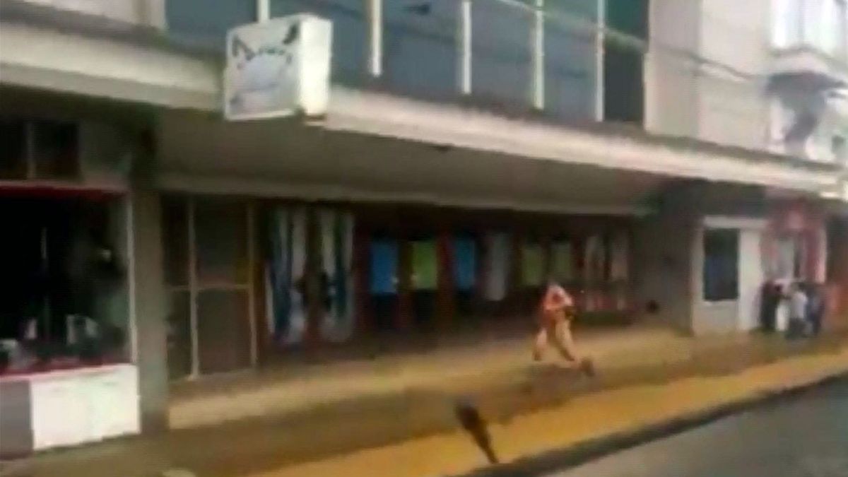 En plena calle, cumplió su promesa de correr desnudo